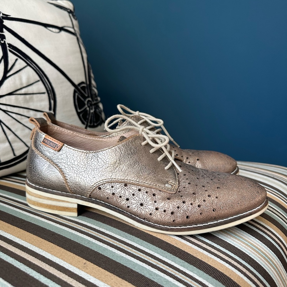 Pikolinos gold leather oxfords